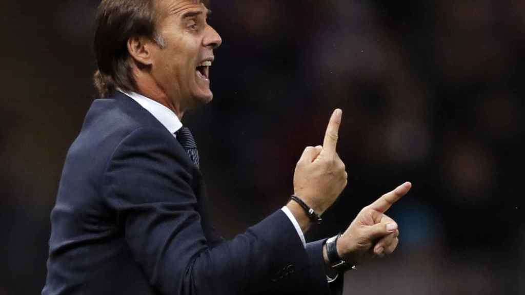 El entrenador del Real Madrid, Julen Lopetegui, da instrucciones a sus jugadores