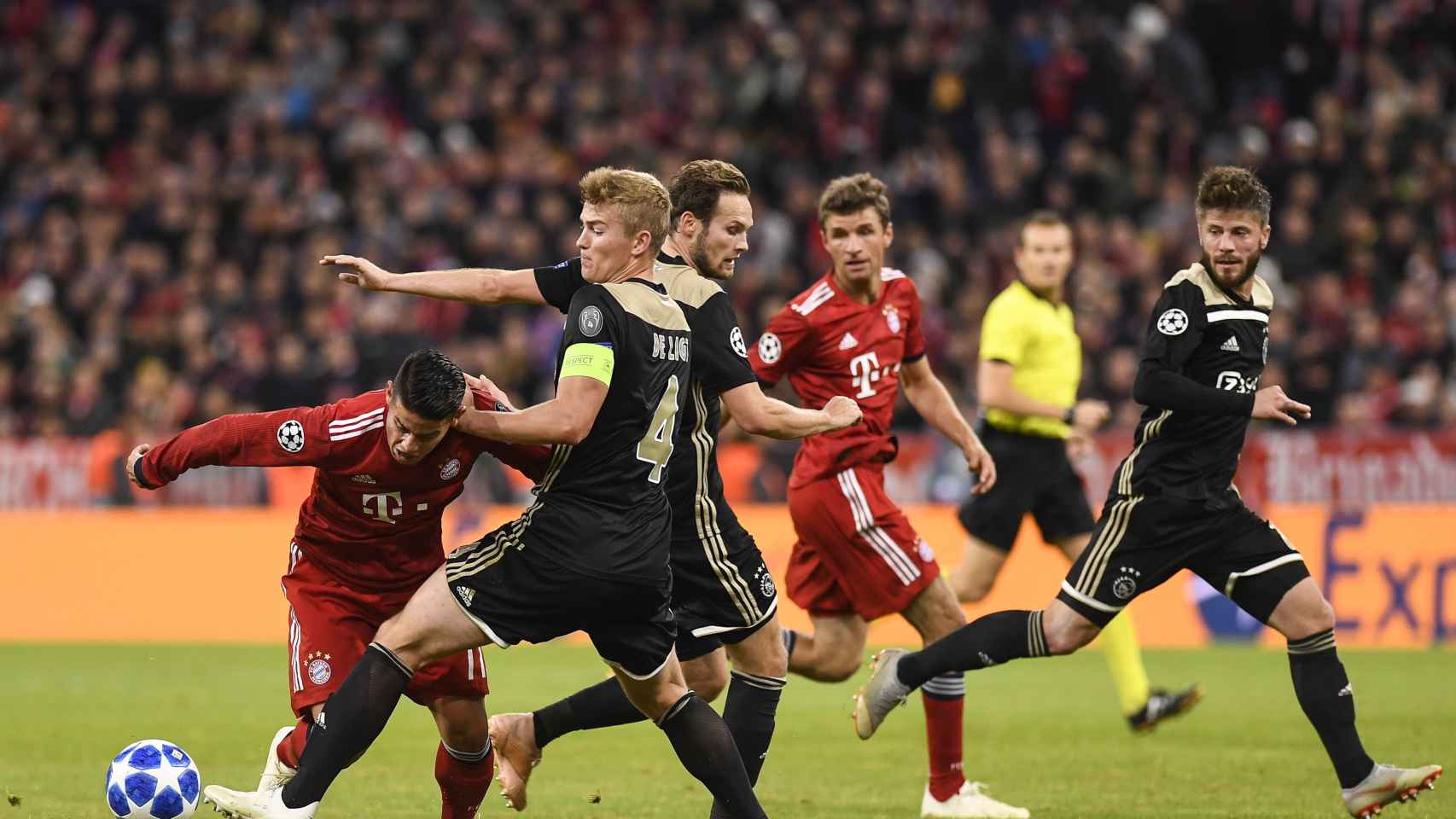James Rodriguez del Bayern Munich en acción contra Matthijs de Ligt