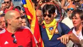 Xisco López (derecha) agrede al agente de la Guardia Civil, de camiseta roja (izquierda).