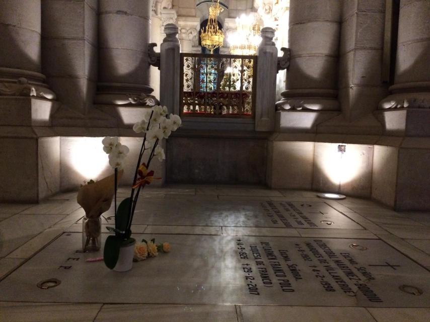 La nueva tumba de Franco en la cripta de La Almudena está junto al altar.