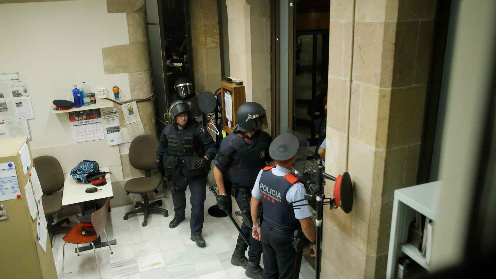 Los Mossos montan guardia para evitar que los manifestantes entren al Parlament.