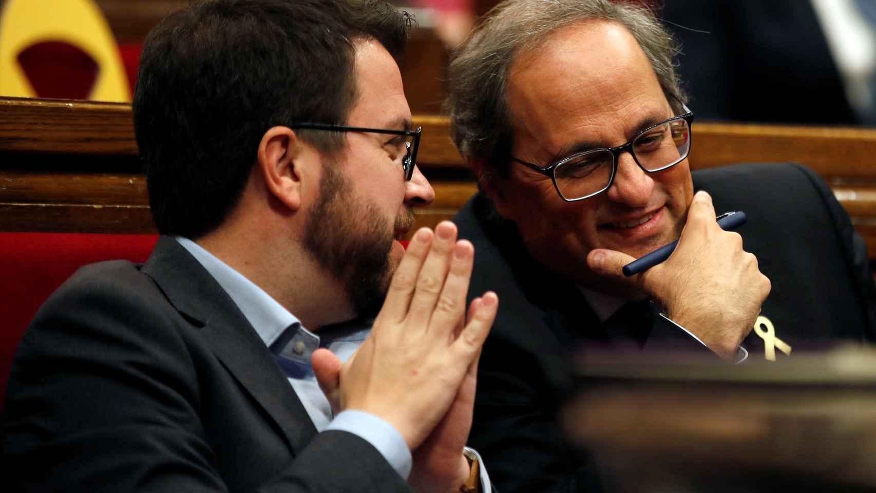 Quim Torra  y Pere Aragonés, durante el pleno del Parlament.