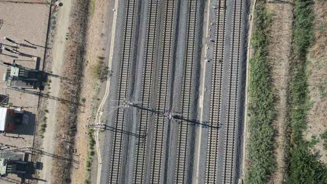 Una vía de tren, en una vista aérea desde un dron.