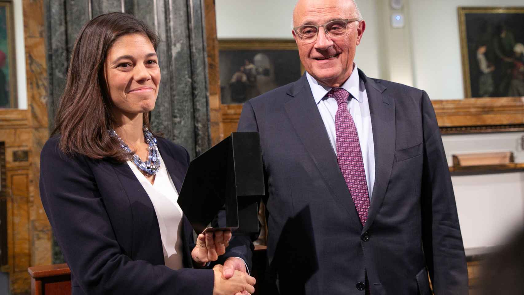 Laura Díaz Anadon recibe el Premio Fundación Banco Sabadell a la Investigación Económica de manos del presidente del Sabadell, Josep Oliú.