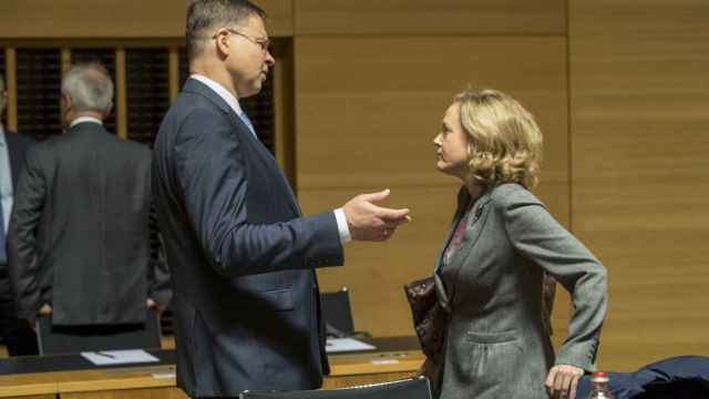 La ministra Calviño conversa con el vicepresidente Dombrovskis durante el Ecofin