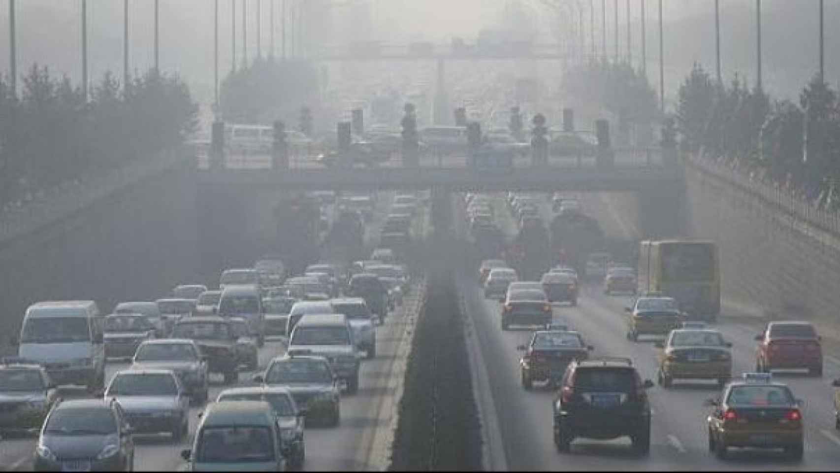 Los vehículos circulan sobre una boina de contaminación.