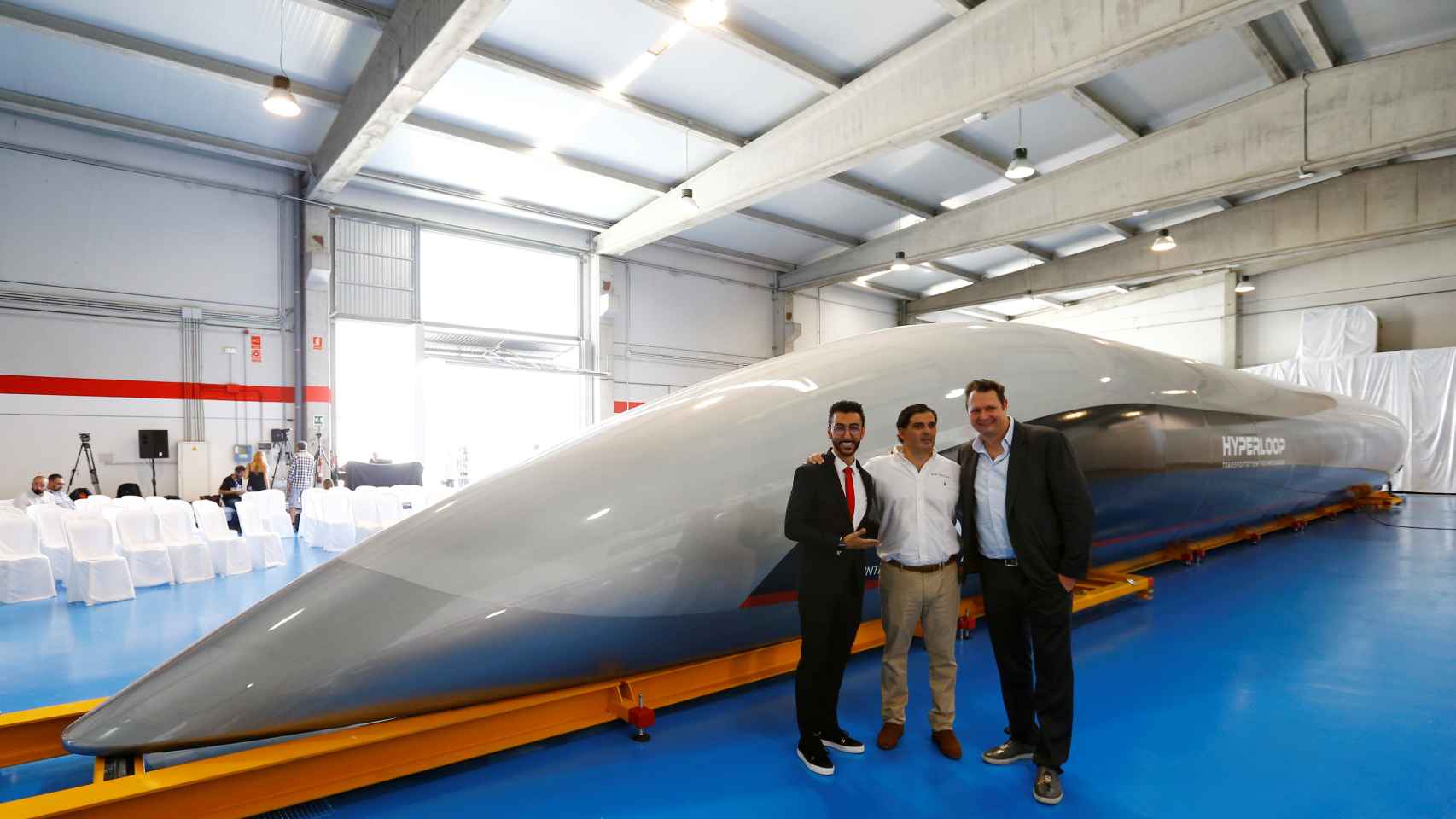 Rafael Contreras, CEO de Airtificial (en el centro) en la presentación de la cápsula de Hyperloop realizada por Airtificial.