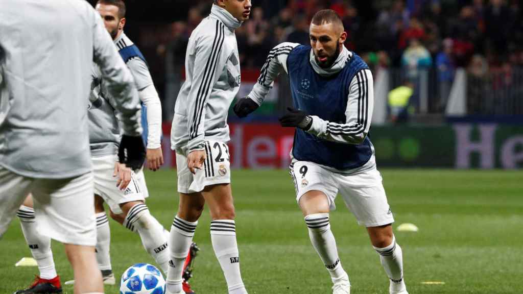Karim Benzema calentando en Moscú antes del CSKA - Real Madrid