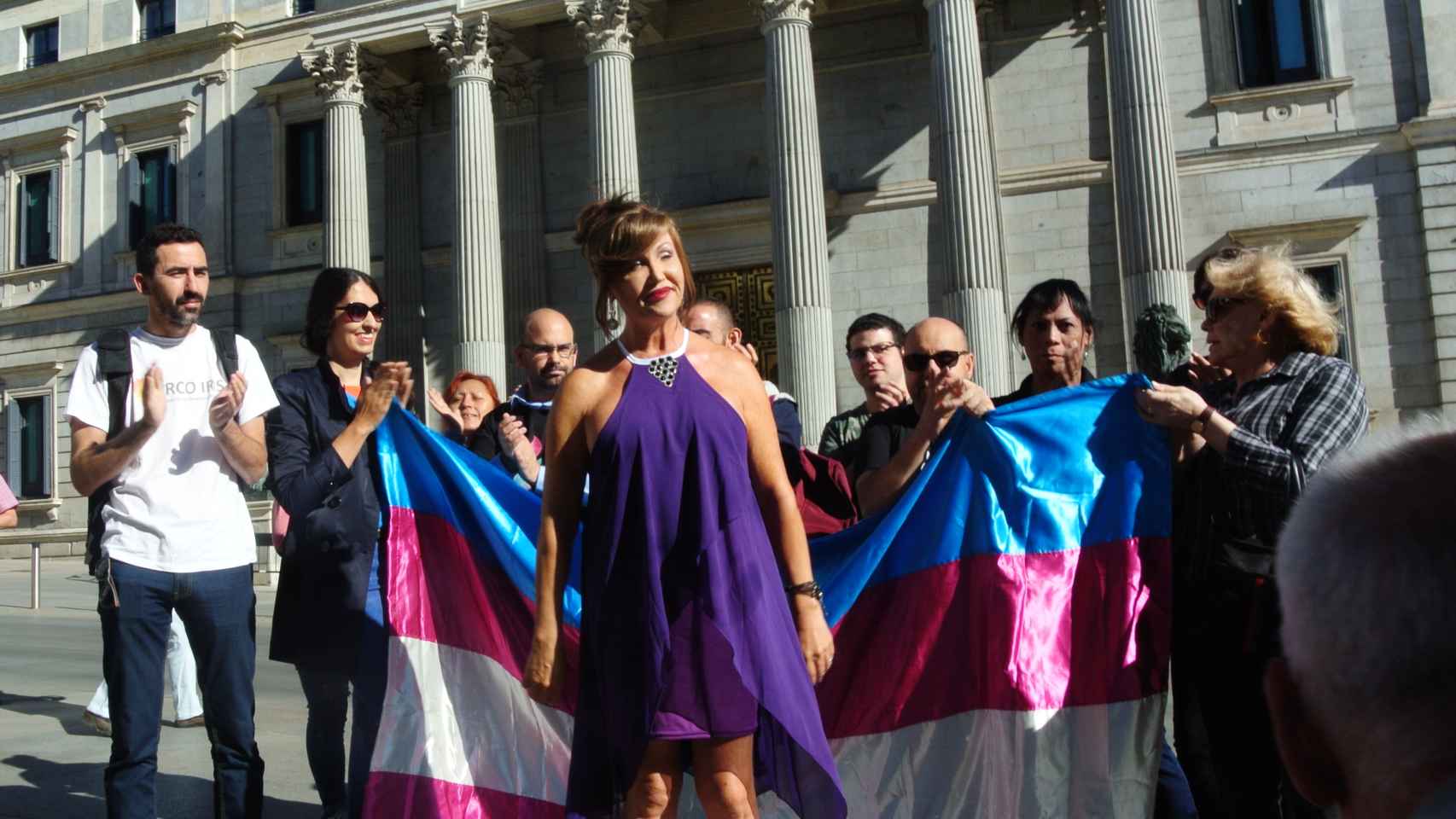 Miembros del Colectivo Trans se manifiestan a las puertas del Congreso.