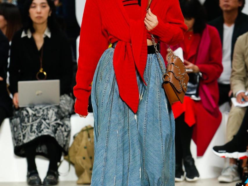 Una modelo en el desfile de Miu Miu.