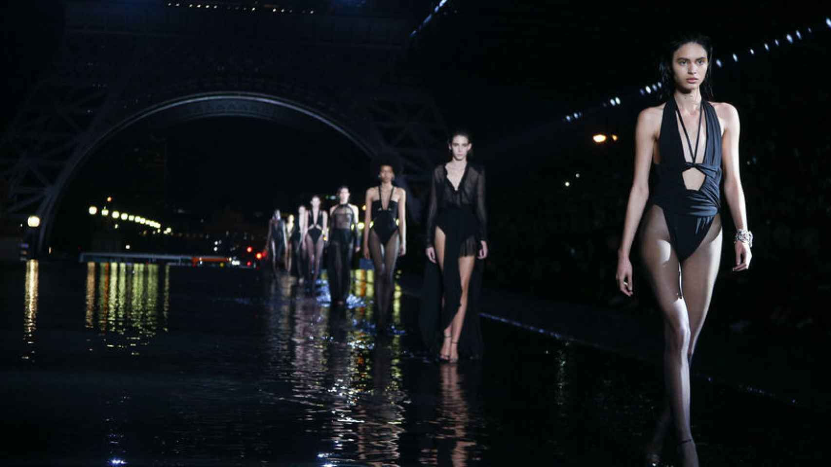 Modelos en el desfile de Yves Saint Laurent.