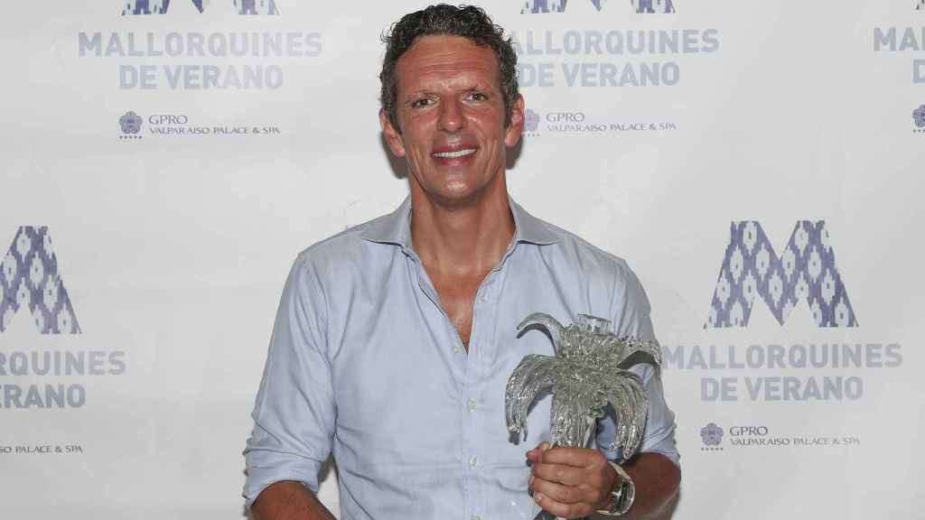 Joaquín Prat recogiendo el premio a 'Mallorquín del Verano'