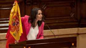 La líder de Ciudadanos, Inés Arrimadas, muestra una bandera española en el Parlamento catalán.