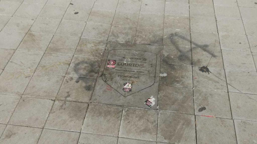 La placa de Courtois, destrozada. Foto: Daniel Mata / EL ESPAÑOL