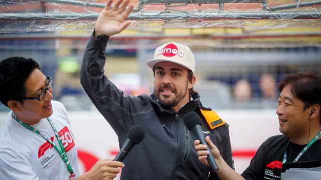 Fernando Alonso saluda a los fans durante el Gran Premio de Japón de Fórmula 1