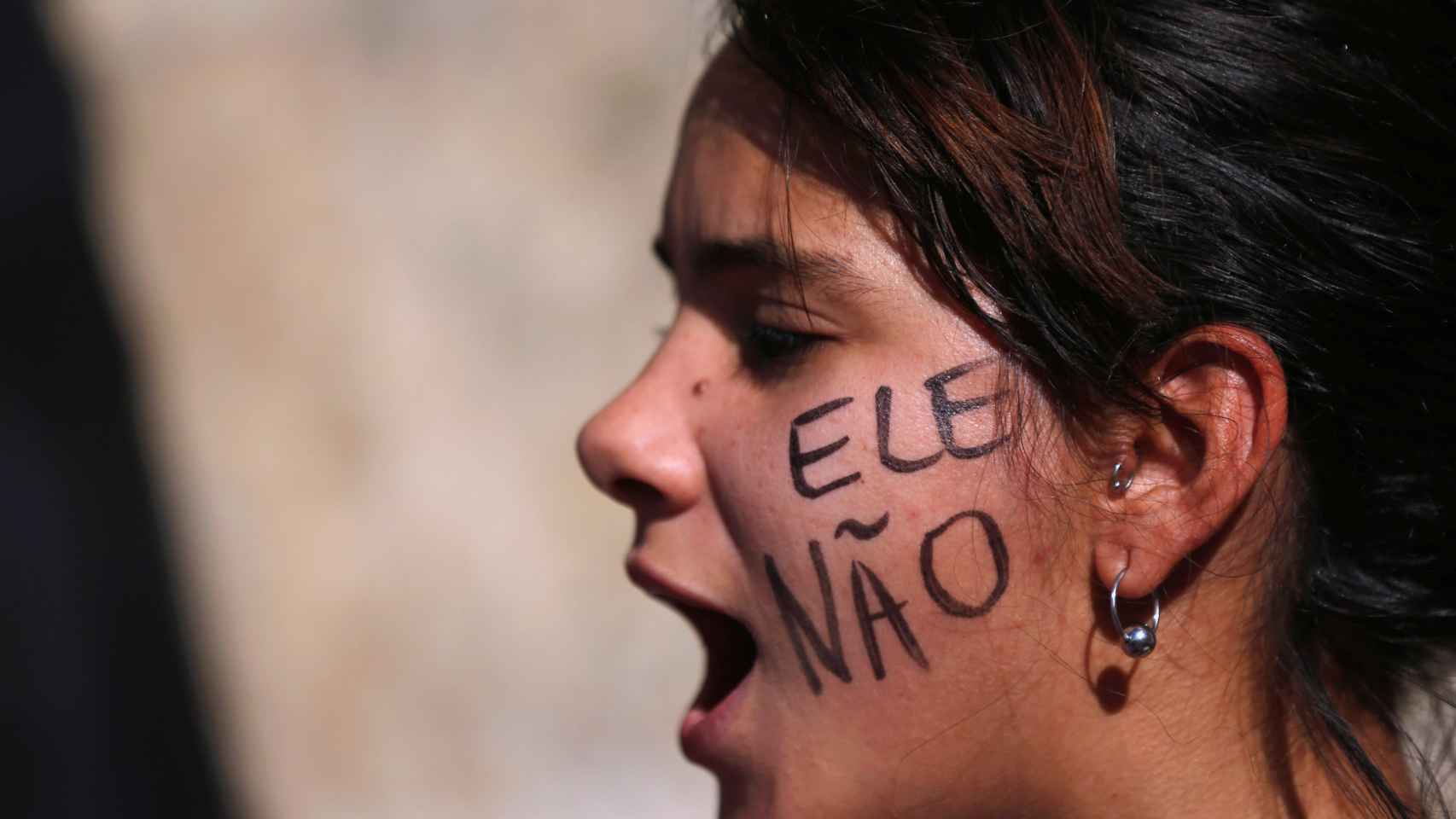 Una manifestante contra Bolsonaro.