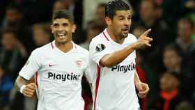 Banega y Nolito celebran un gol del Sevilla ante el Krasnodar en Europa League