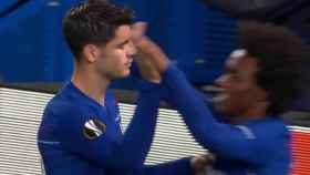 Morata celebra su gol ante el Videoton junto a Willian