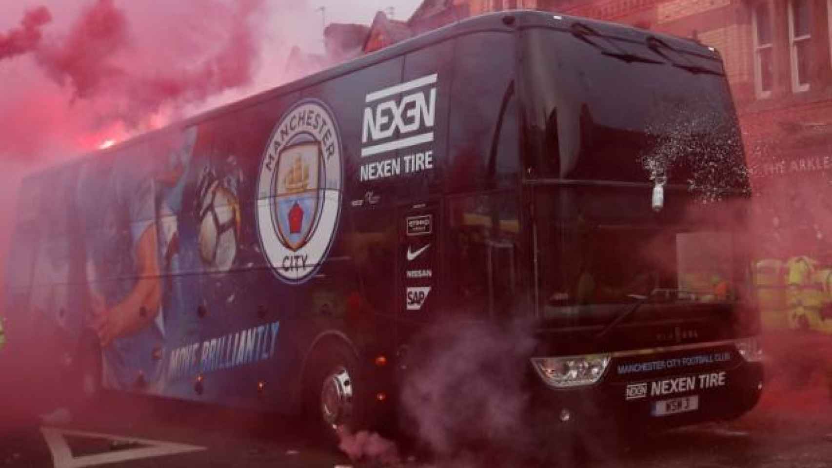El autobús del Manchester City, atacado por hinchas del Liverpool