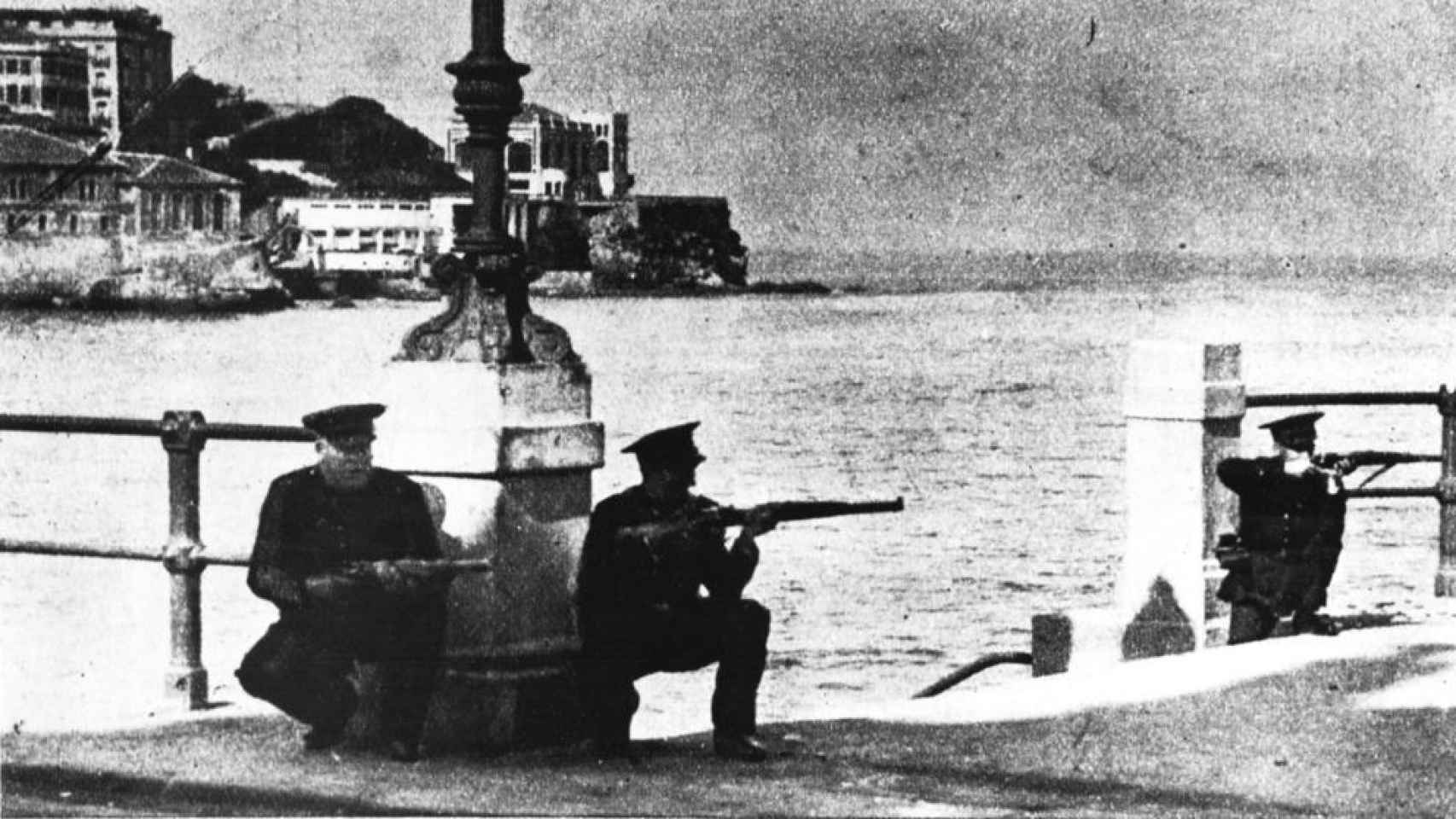 Tres militares combaten contra los obreros en la playa de Gijón en octubre de 1934.