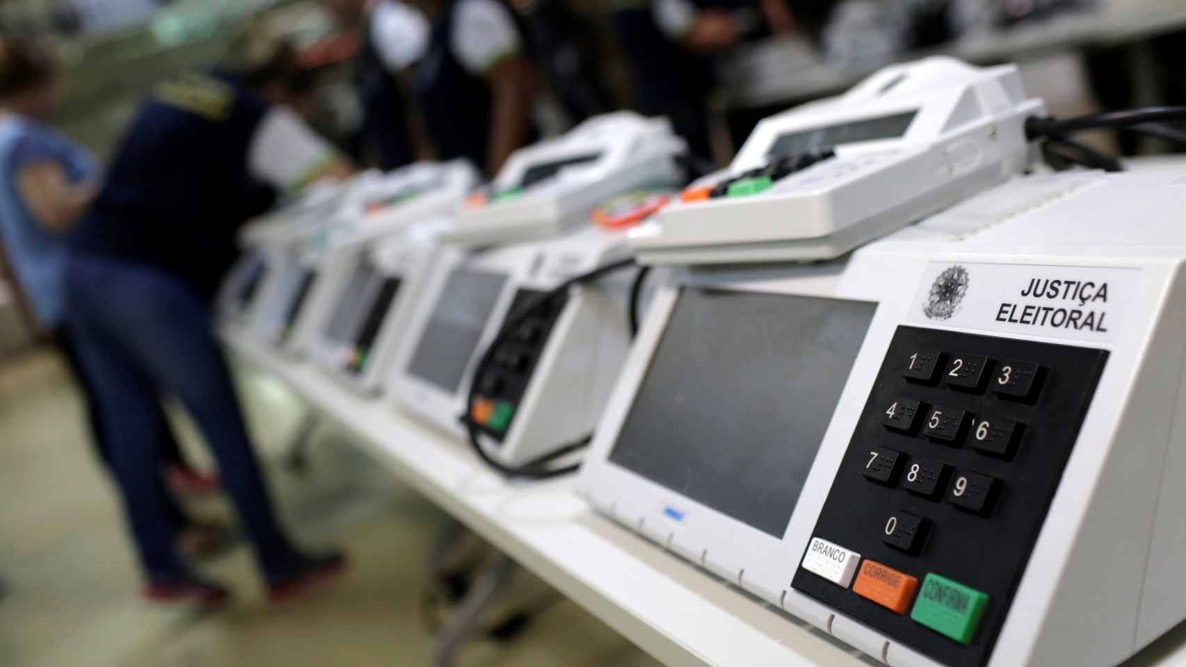 Urnas electrónicas en un colegio electoral de Brasil