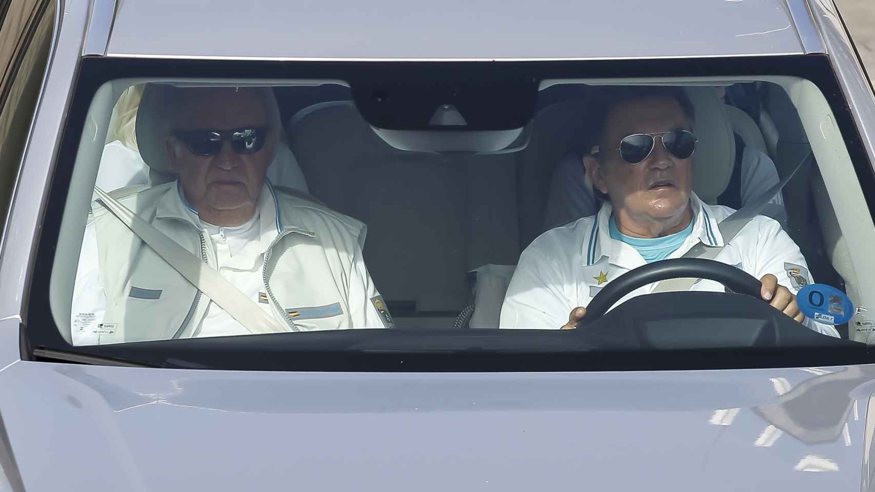 El rey emérito y Pedro Campos, en coche por Sanxenxo.