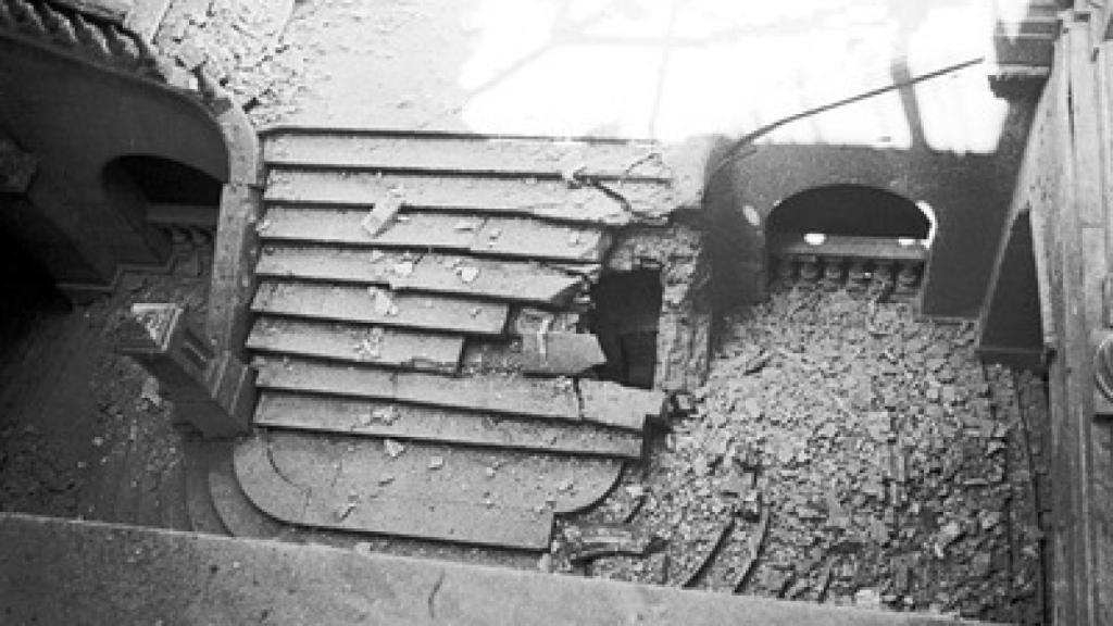 La escalera principal del Palacio de Liria tras los bombardeos de la Guerra Civil.