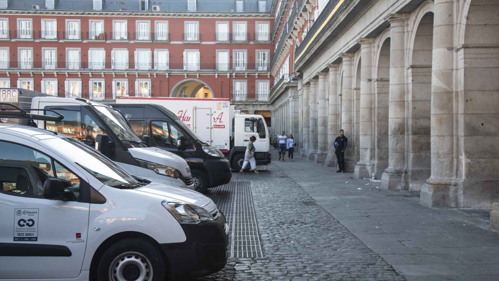 Los camiones descargan en la Plaza de España