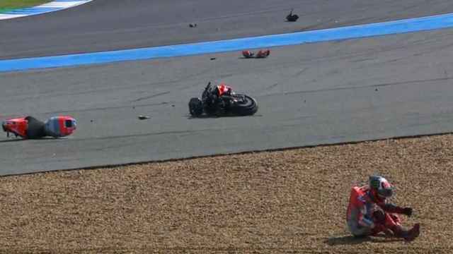 Momento de la caída de Jorge Lorenzo en la curva 3 del circuito de Buriram.