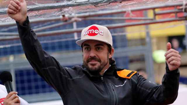 Fernando Alonso saluda a sus fans durante el Gran Premio de Japón 2018