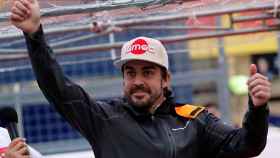 Fernando Alonso saluda a sus fans durante el Gran Premio de Japón 2018