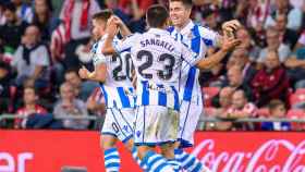 Los jugadores de la Real Sociedad se abrazan tras del gol de Sangalli al Athletic