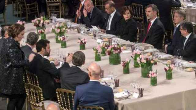 Ada Colau, a la izquierda, detrás de Roger Torrent, en la cena del Mobile World Congress, a la que asistió el Rey.