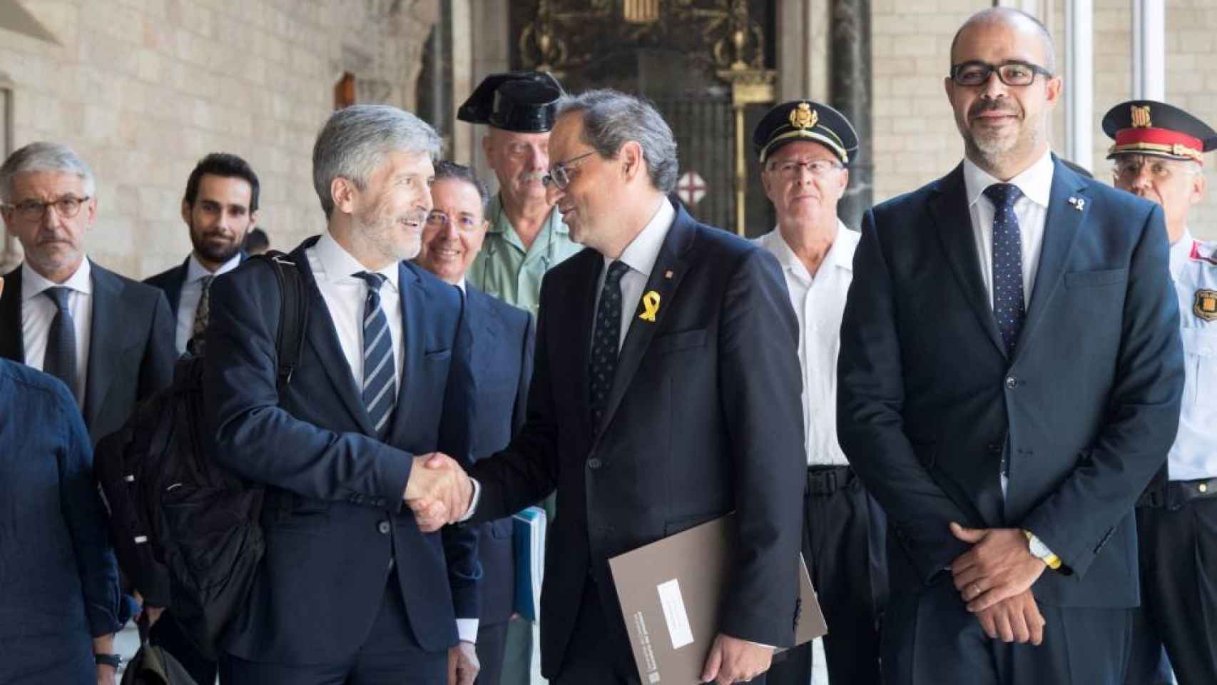 Grande-Marlaska saluda al presidente Torra, junto al consejero de Interior, Miquel Buch.