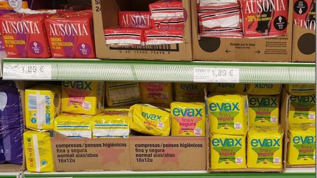 Compresas de Evax y Ausonia en el lineal de un supermercado.