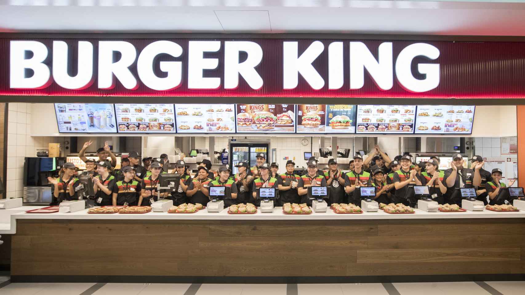 Los trabajadores del nuevo Burger King celebran la apertura.