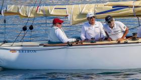 Pedro Campos al lado de Juan Carlos I en Sanxenxo.