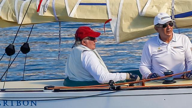 El rey, junto a su mejor amigo en Sanxenxo, Pedro Campos, regateando en el Bribón.