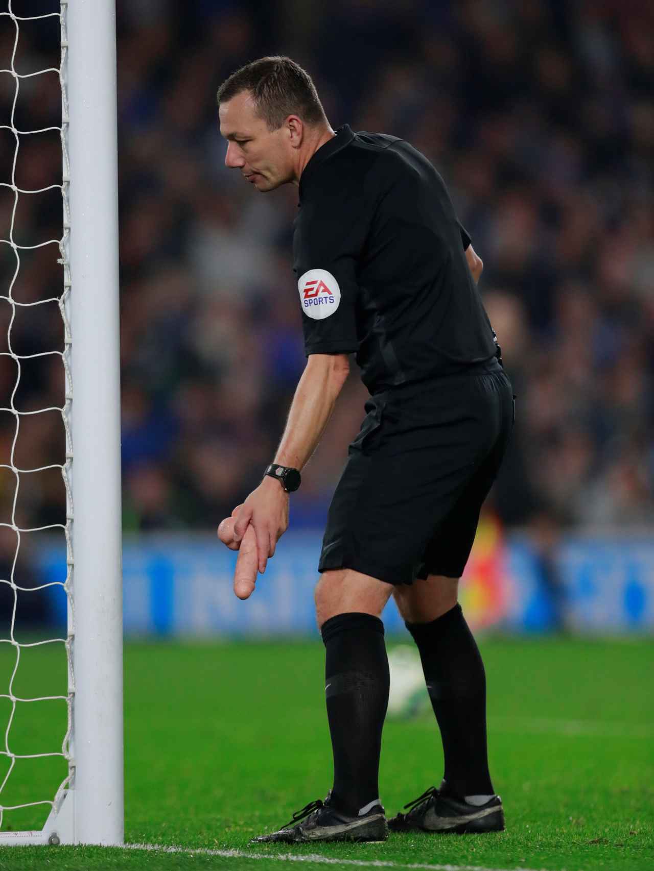 El árbitro del Brighton - West Ham recoge un pene de goma lanzado al campo