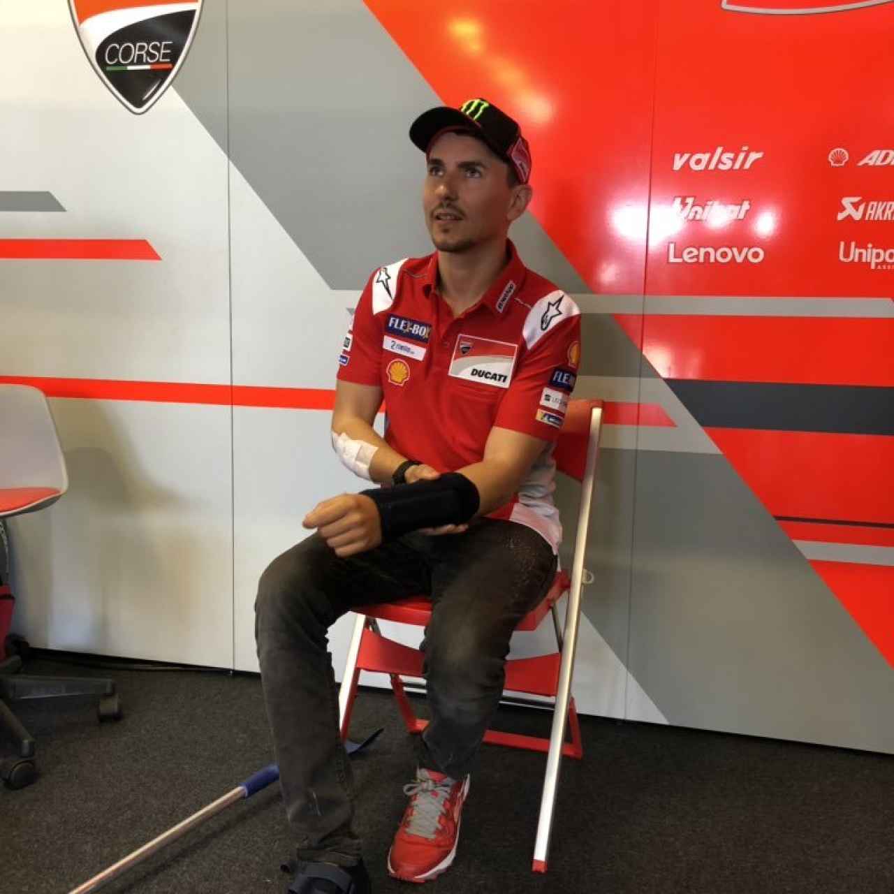Jorge Lorenzo, en el box de Ducati en el circuito de Buriram.