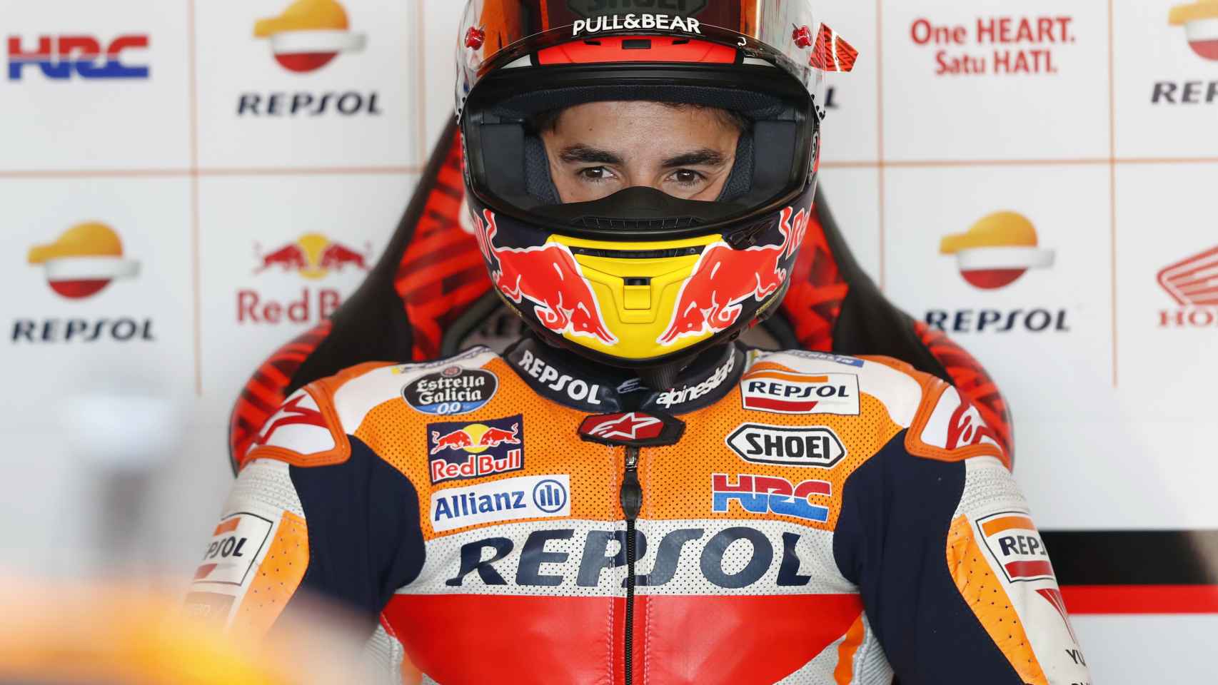 Marc Márquez, concentrado en el box del equipo Repsol Honda, en Buriram.