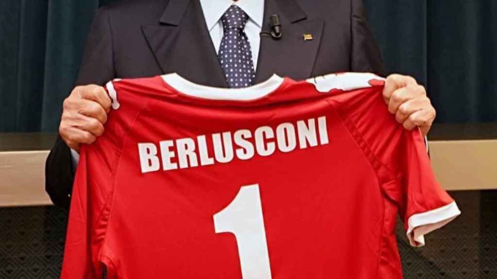 Silvio Berlusconi posando con la camiseta del Monza. Foto: Twitter (@berlusconi)
