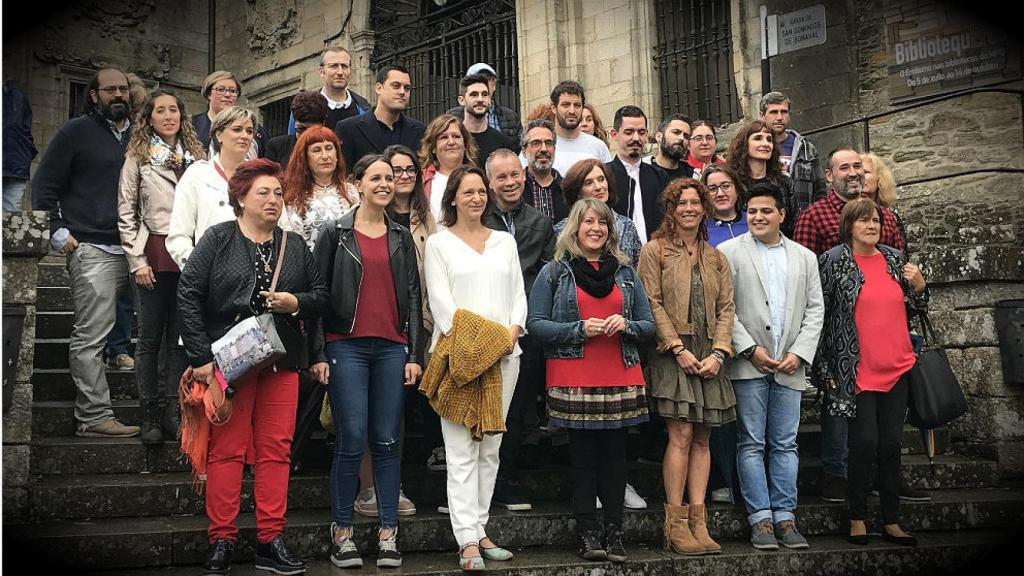 carolina Bescansa (de blanco) posa con su equipo para Podemos Galicia en la Iglesia de San Domingos de Bonaval (Santiago).