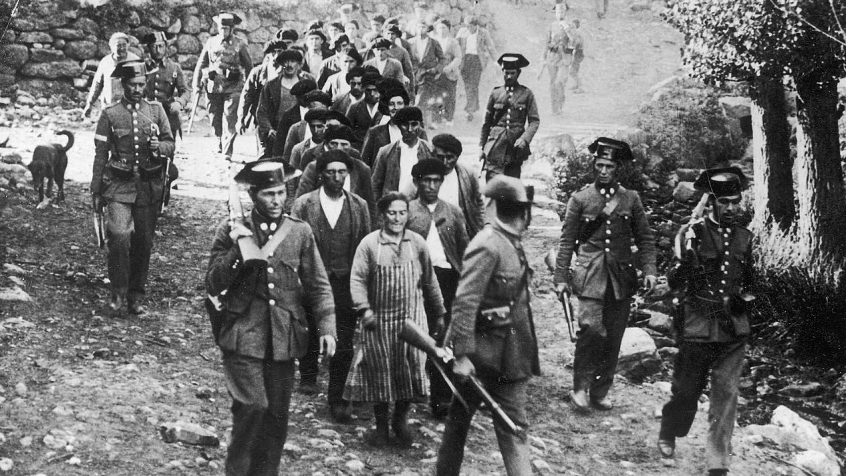 Guardias Civiles custodian a mineros detenidos durante la Revolución de Asturias, en octubre de 1934