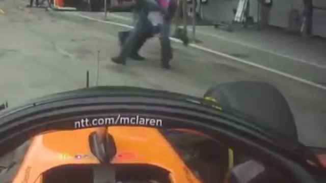 Momento en el que el mecánico salva al cámara de ser atropellado por Alonso