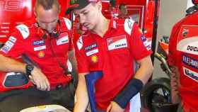 Jorge Lorenzo habla con Cristian Gabarrini, su ingeniero de pista, en el box de Ducati en Buriram.