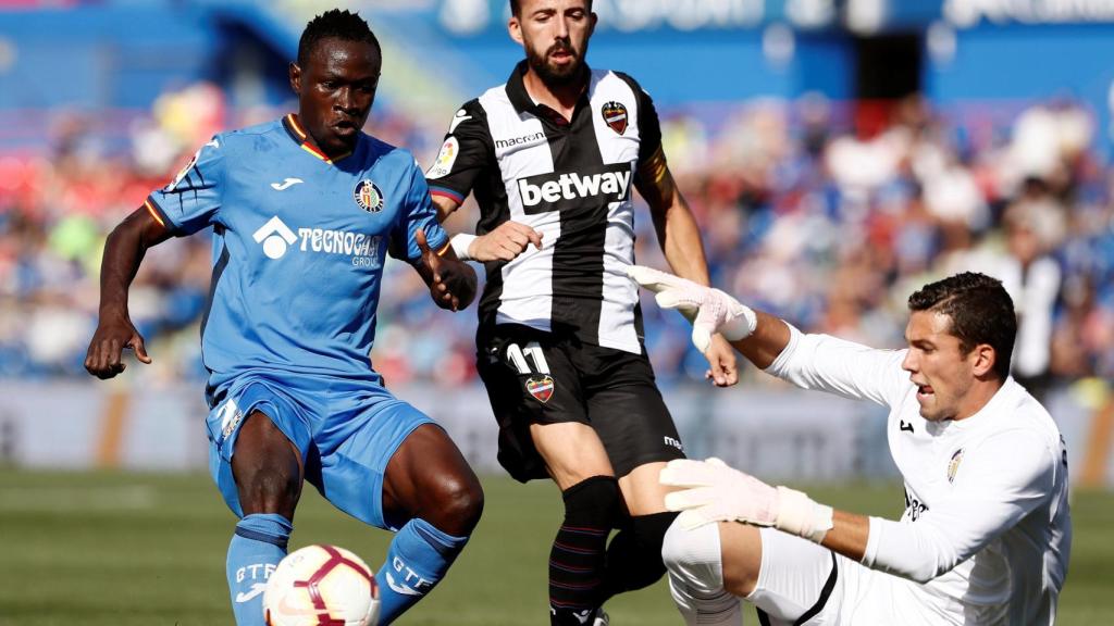 Djené y David Soria recuperan el balón ante Morales en el Getafe - Levante