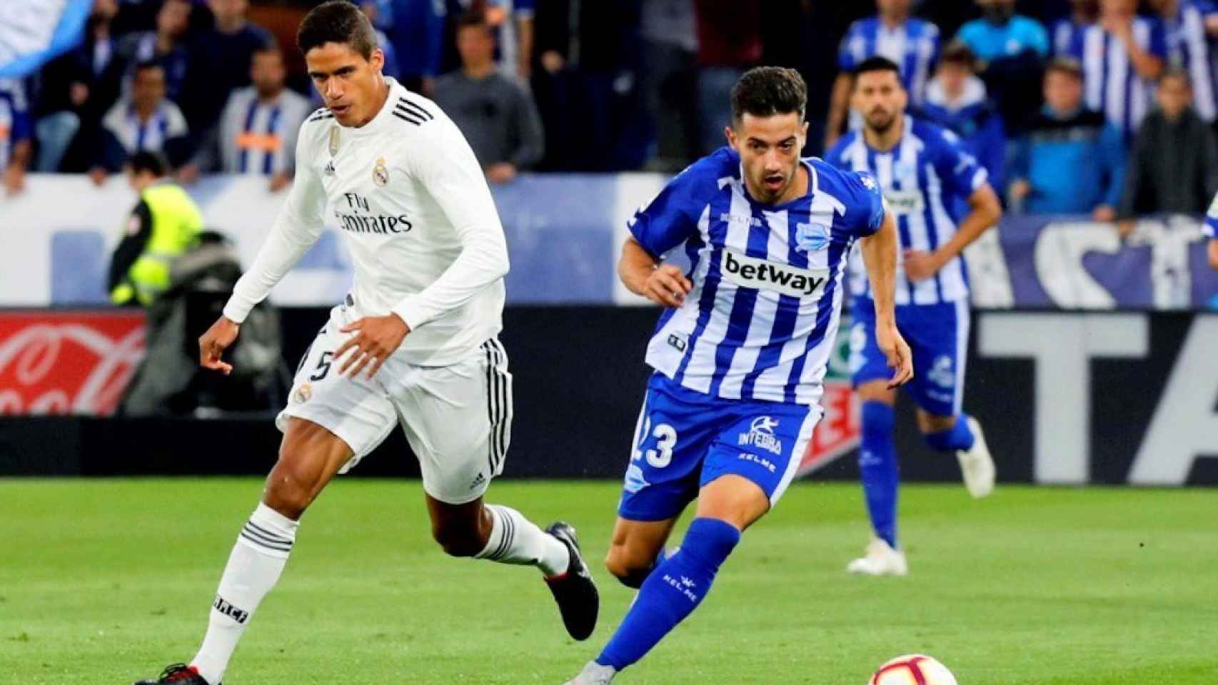 Varane lucha por el balón frente al centrocampista del Deportivo Alavés, Jony Rodríguez