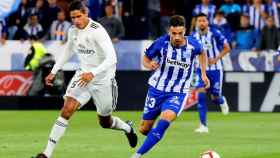 Varane lucha por el balón frente al centrocampista del Deportivo Alavés, Jony Rodríguez