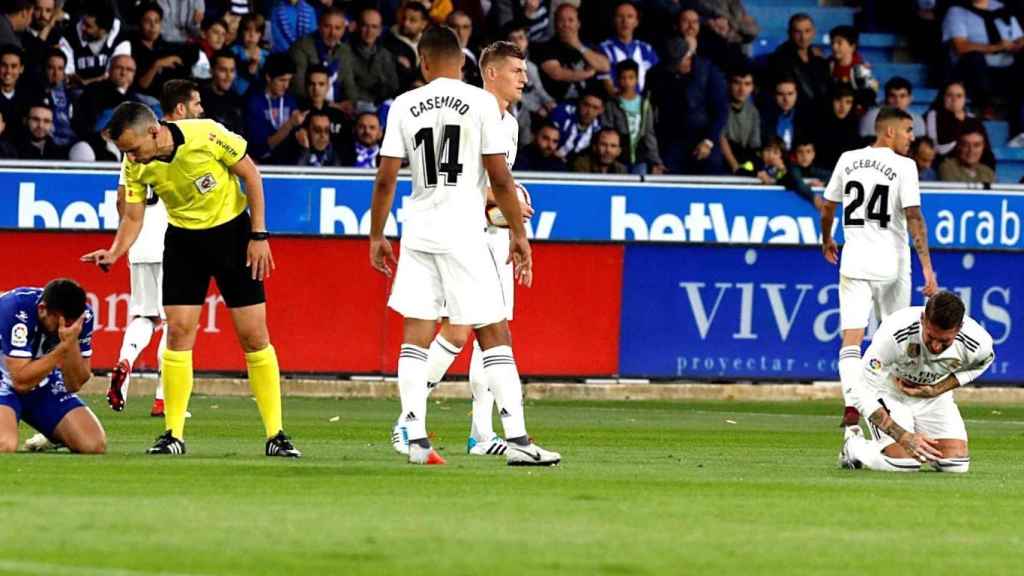 Sergio Ramos y el delantero del Deportivo Alavés, Jonathan Calleri, se duelen tras una acción del encuentro